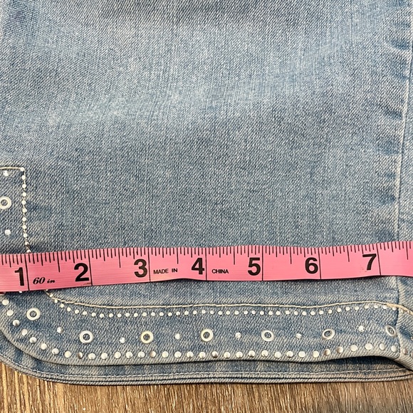 NYDJ Ariel Crop Jeans with Embellished Hem Light Wash. Size 6 - Picture 6 of 10